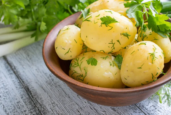 Młode ziemniaki z koperkiem, natką pietruszki i cebuli — Zdjęcie stockowe