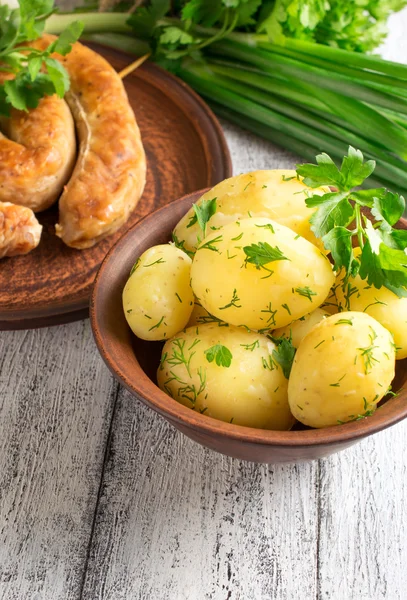 Genç dereotu, sosis, maydanoz ve soğan ile patates haşlanmış  