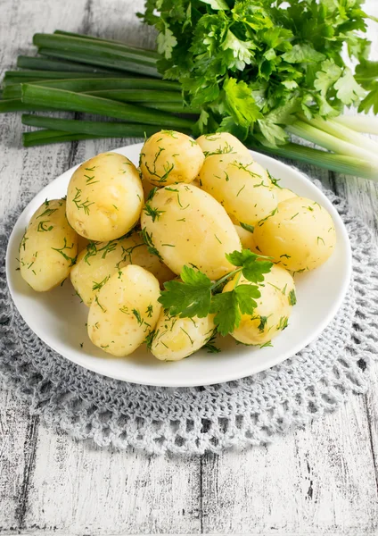 Batatas fervidas jovens com endro, salsa e cebolas — Fotografia de Stock