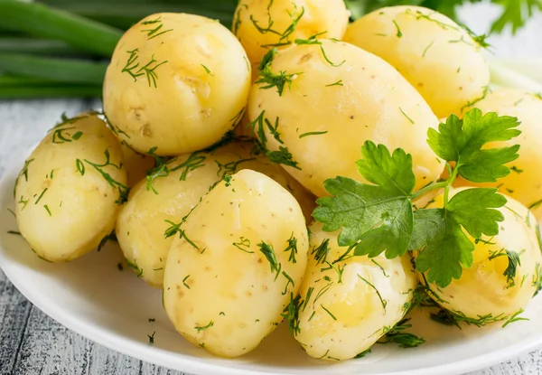 Batatas fervidas jovens com endro, salsa e cebolas — Fotografia de Stock