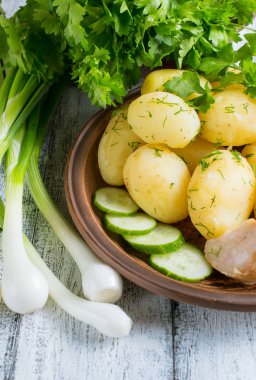 Genç dereotu, sosis, salatalık ve maydanoz ile patates haşlanmış