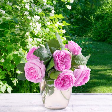 Bahçe ve bir vazoda gül  