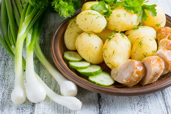 Young gekookte aardappelen met worst, komkommer, dille en peterselie — Stockfoto