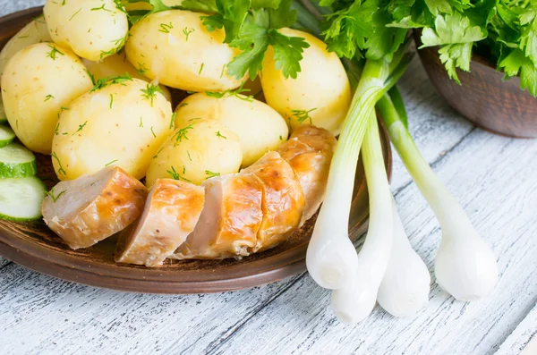 Young kokt potatis med dill, korv, gurka och persilja — Stockfoto