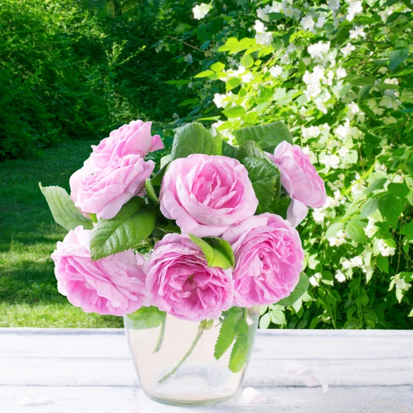 Ogród i róże w wazonie — Zdjęcie stockowe