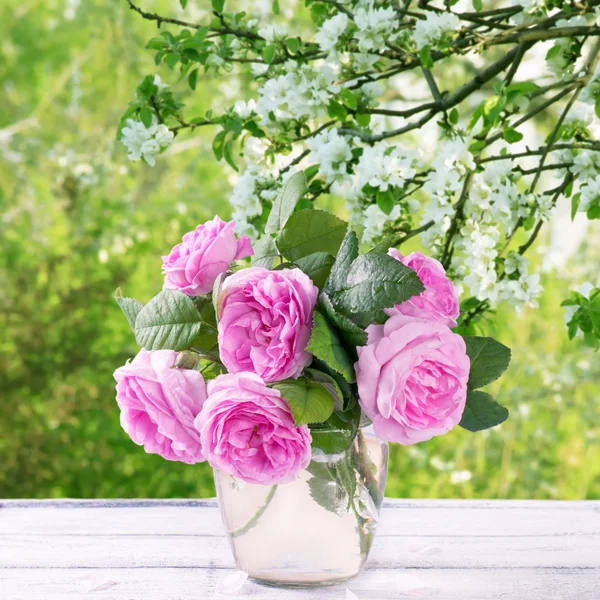 Ogród i róże w wazonie — Zdjęcie stockowe