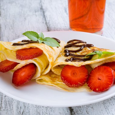 Krep dilimlenmiş çilek ile 