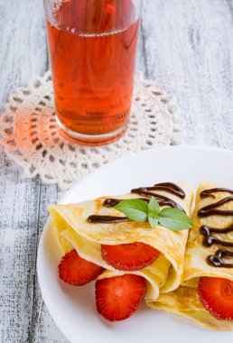 Krep dilimlenmiş çilek ile 