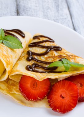 Krep dilimlenmiş çilek ile 