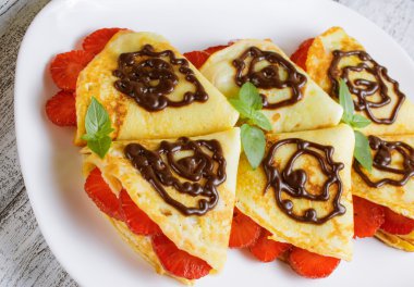 Krep dilimlenmiş çilek ile 