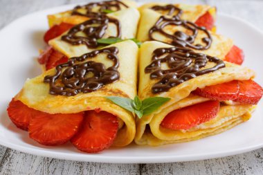 Krep dilimlenmiş çilek ile 