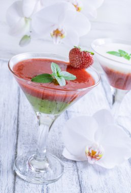 Taze meyve ve meyve eski püskü ahşap panoları ve beyaz kokteyl