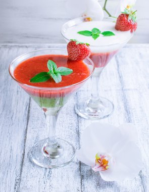 Taze meyve ve meyve eski püskü ahşap panoları ve beyaz kokteyl