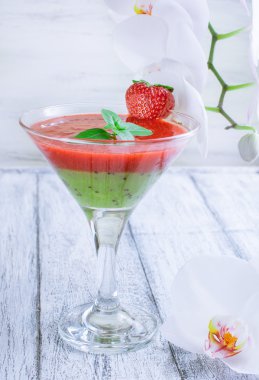 Taze meyve ve meyve eski püskü ahşap panoları ve beyaz kokteyl