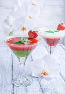 Taze meyve ve meyve eski püskü ahşap panoları ve beyaz kokteyl