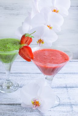 Taze meyve ve meyve eski püskü ahşap panoları ve beyaz kokteyl