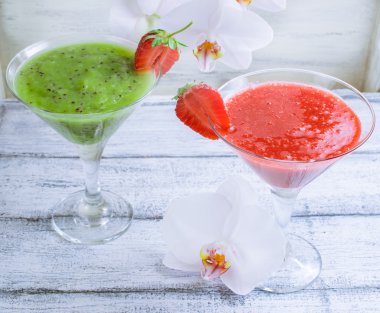 Taze meyve ve meyve eski püskü ahşap panoları ve beyaz kokteyl