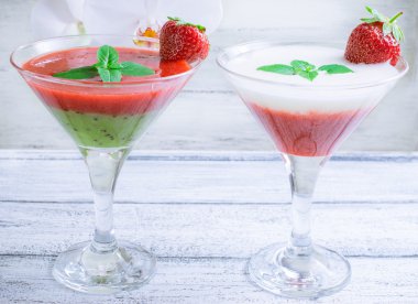 Taze meyve ve meyve eski püskü ahşap panoları ve beyaz kokteyl