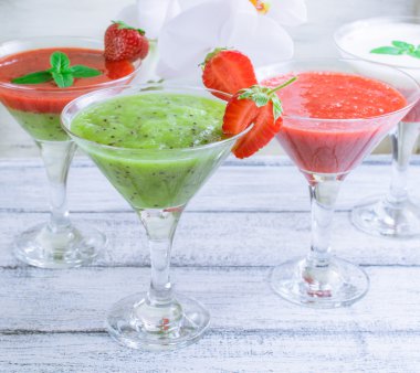 Taze meyve ve meyve eski püskü ahşap panoları ve beyaz kokteyl