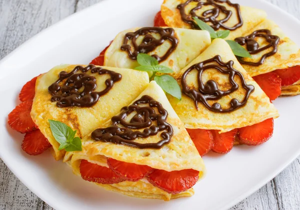 Pfannkuchen mit geschnittenen Erdbeeren — Stockfoto