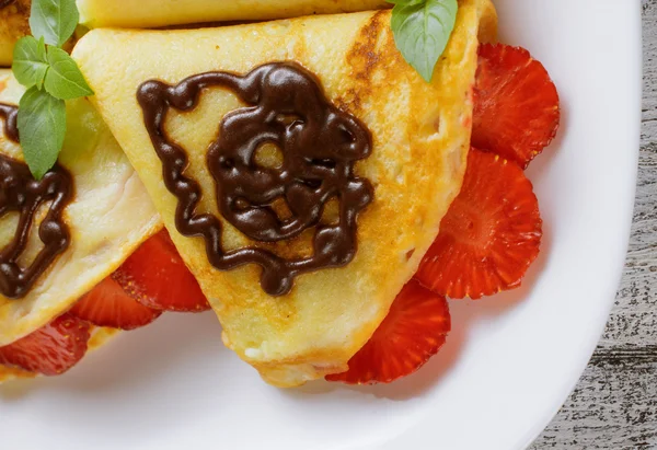 Panqueques con fresas en rodajas — Foto de Stock