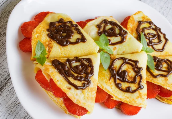 Krep dilimlenmiş çilek ile 