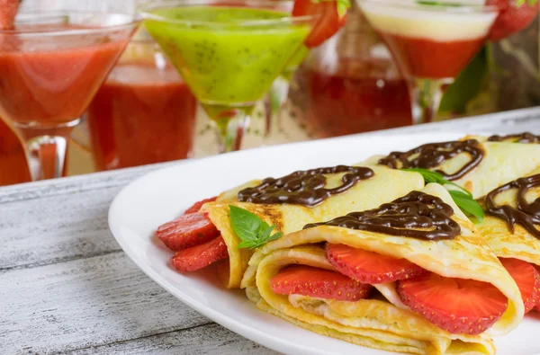 Krep dilimlenmiş çilek ile 