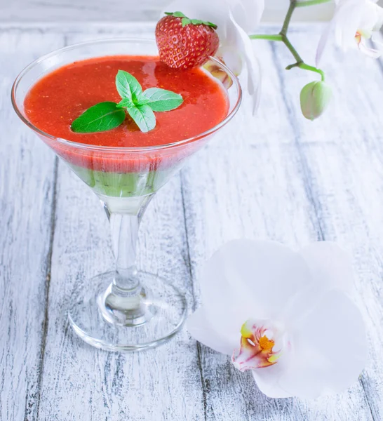 Taze meyve ve meyve eski püskü ahşap panoları ve beyaz kokteyl