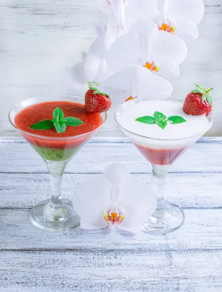 Taze meyve ve meyve eski püskü ahşap panoları ve beyaz kokteyl