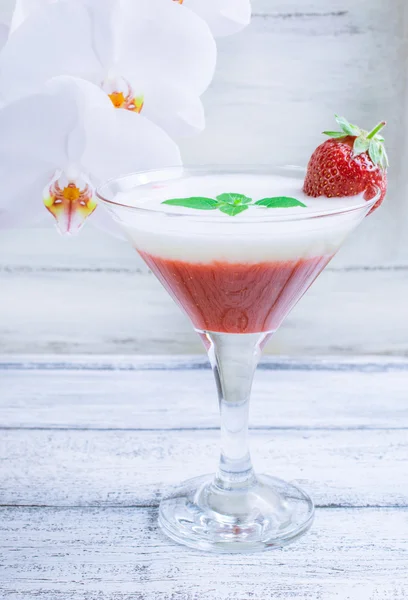 Taze meyve ve meyve eski püskü ahşap panoları ve beyaz kokteyl