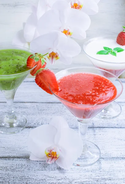 Taze meyve ve meyve eski püskü ahşap panoları ve beyaz kokteyl