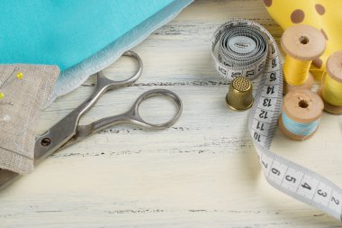 Makara iplik, santimetre, kumaş, yüksük ve makas, dikiş r