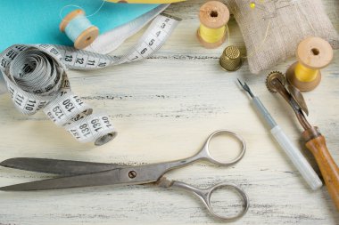 Makara iplik, santimetre, kumaş, yüksük ve makas, dikiş r