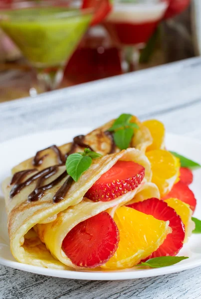 Pancakes with sliced strawberries and orange — Stock Photo, Image