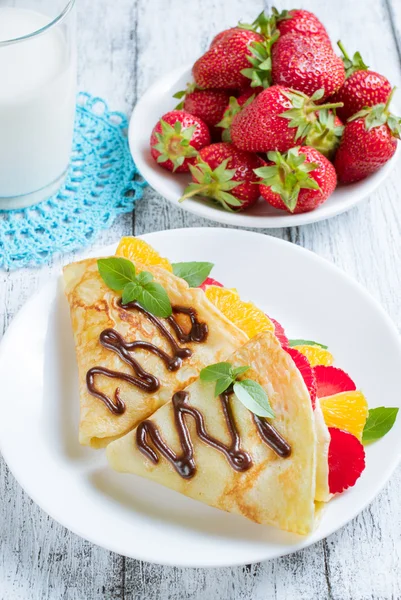 Panqueques con fresas en rodajas y naranja — Foto de Stock