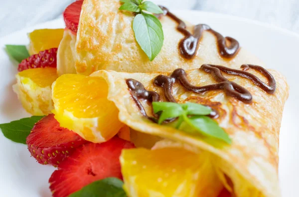 Pancakes with sliced strawberries and orange — Stock Photo, Image