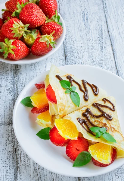 Pfannkuchen mit geschnittenen Erdbeeren und Orange — Stockfoto