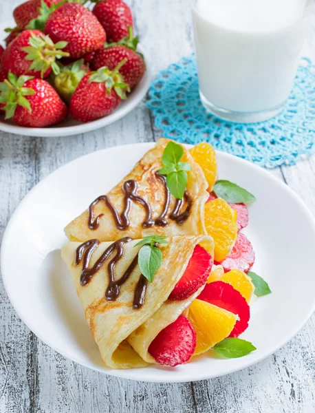 Pfannkuchen mit geschnittenen Erdbeeren und Orange — Stockfoto