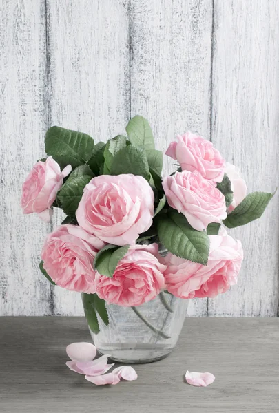 Roses in a vase. — Stock Photo, Image