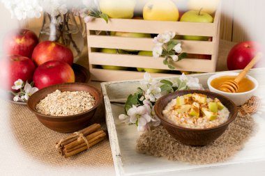 Yulaf ezmesi elma ve tarçın kase, bal ve tarçın 