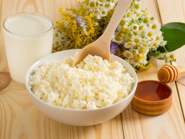 Süzme peynir ve diğer malzemelerin üzerine çayır çiçek backg