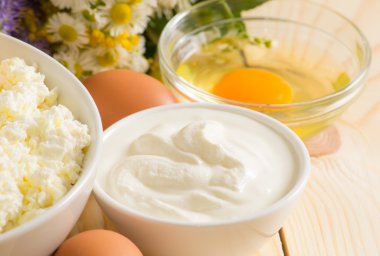  Ekşi krema ve diğer malzemelerin üzerine çayır çiçek backgrou