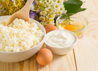 Süzme peynir ve diğer malzemelerin üzerine çayır çiçek backg