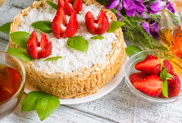 Pastel de celebración con flores de fresas, té e iris —  Fotos de Stock