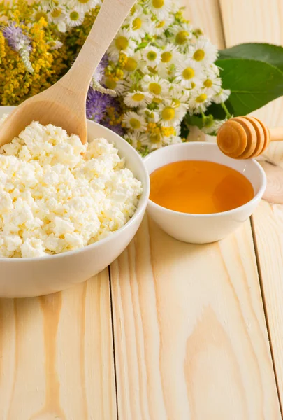 Cottage kaas en andere ingrediënten op de weide bloemen backg — Stockfoto