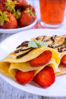 Krep dilimlenmiş çilek ile 