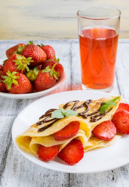 Krep dilimlenmiş çilek ile 