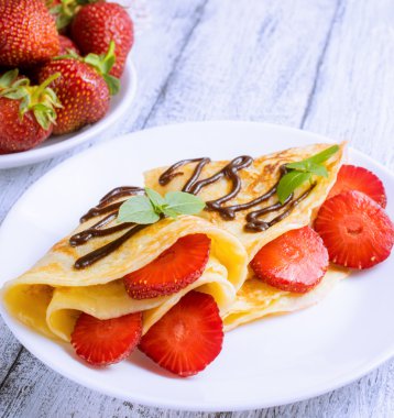 Krep dilimlenmiş çilek ile 