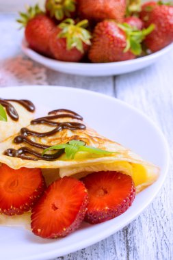 Krep dilimlenmiş çilek ile 