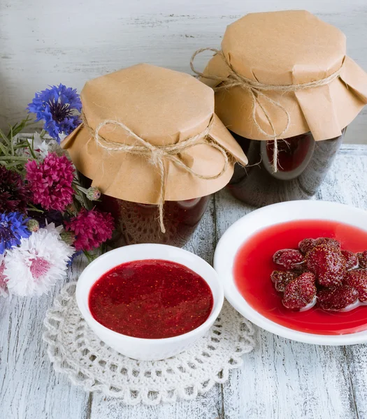 Canned strawberry jam — Stock Photo, Image